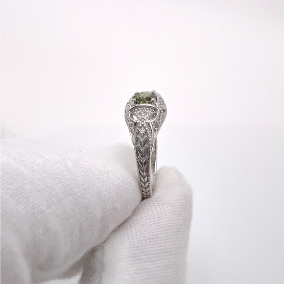 .925 Sterling Silver Vintage Inspired Simulated Peridot Cz Ring - Picture 15 of 17